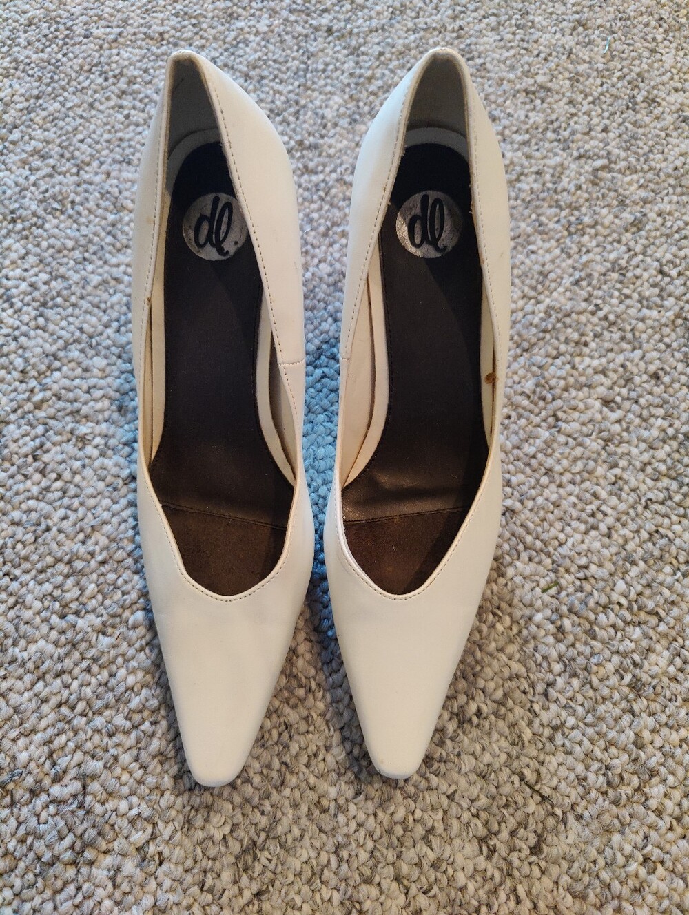 Women’s Cream Pointed-Toe Pumps. Classy and Elegant. Size 8 1/2 M